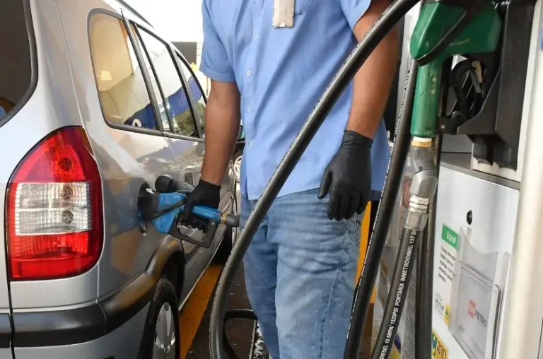 Pessoa abastecendo carro para ilustrar matéria sobre preço dos combustíveis em Umuarama.