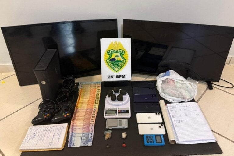 Drogas e dinheiro apreendidos durante ação contra o tráfico em Umuarama.