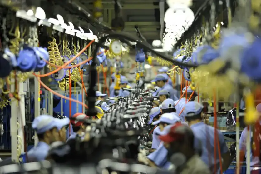 Trabalhadores em uma fábrica.