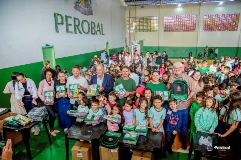 Prefeitura de Perobal distribui kits de material escolar para toda a rede municipal