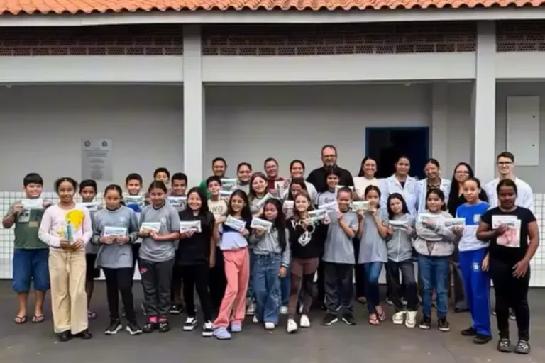 Brasilândia do Sul entrega kits de higiene bucal a alunos da rede municipal