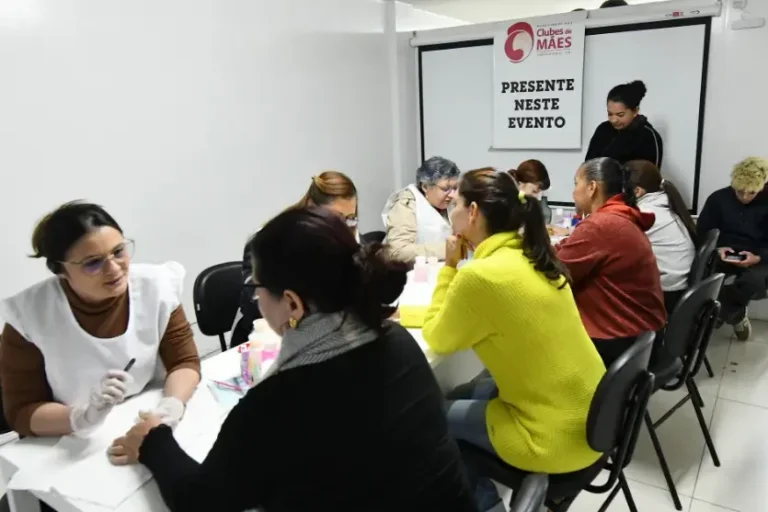 Mães de crianças autistas participam de ação especial de beleza em Umuarama