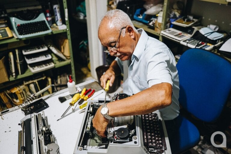 Loja de Umuarama mantém vivas as máquinas de escrever há 40 anos