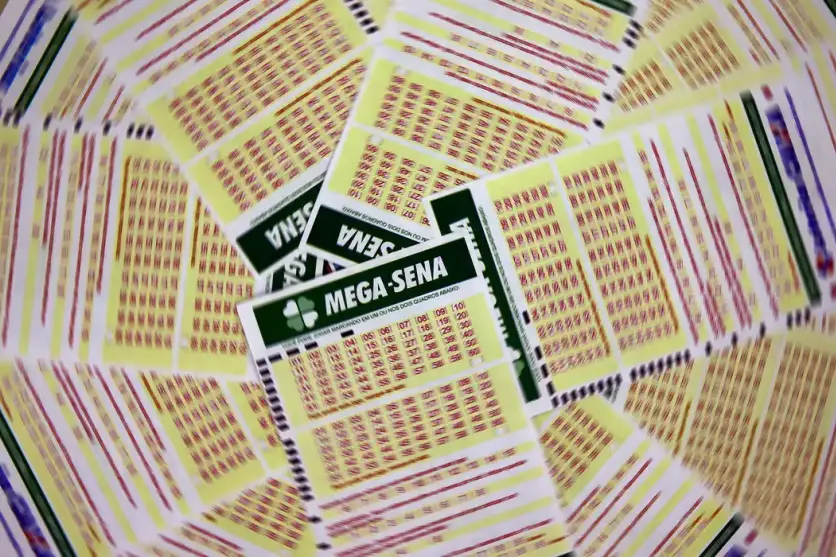 Foto de bilhetes da Mega-Sena dispostos em espiral.