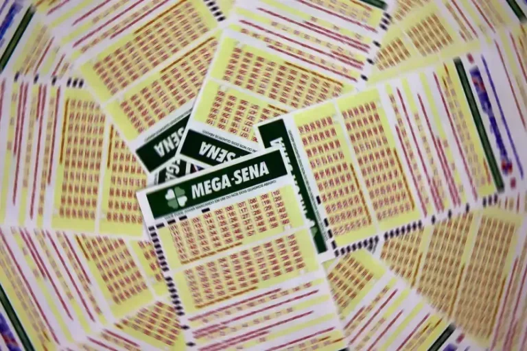Bilhetes da Mega-Sena em espiral, dispostos em uma mesa.