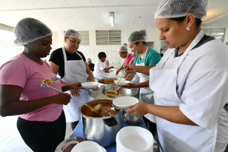 Pais devem fazer cadastro para alunos receberem merenda nas férias em Umuarama