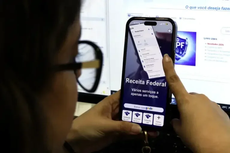 Pessoa consultando o site da Receita Federal para tratar sobre o IR 2026.
