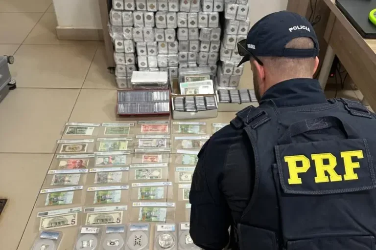 Tesouro: PRF apreende moedas e cédulas estrangeiras na BR-277; vídeo