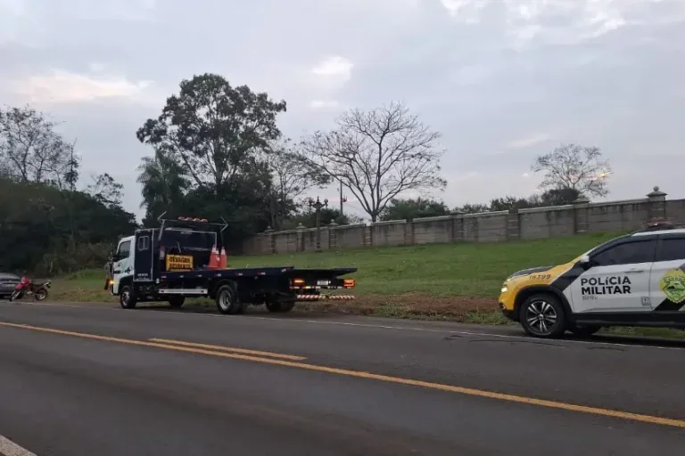 Motociclista colide na traseira de carro na PR-323 e passageira fica ferida