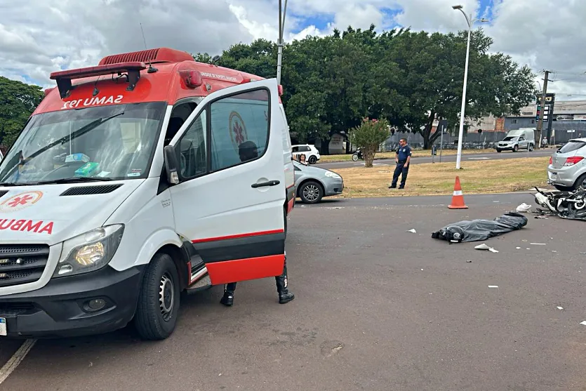 Foto de um acidente com óbito na avenida Ângelo Moreira da Fonseca, em Umuarama.