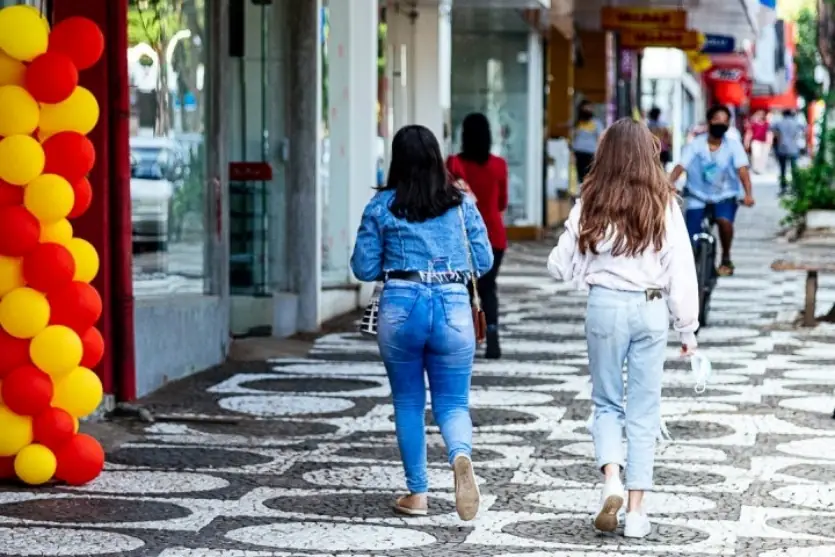 Ruas do comércio de Umuarama com pedestres.