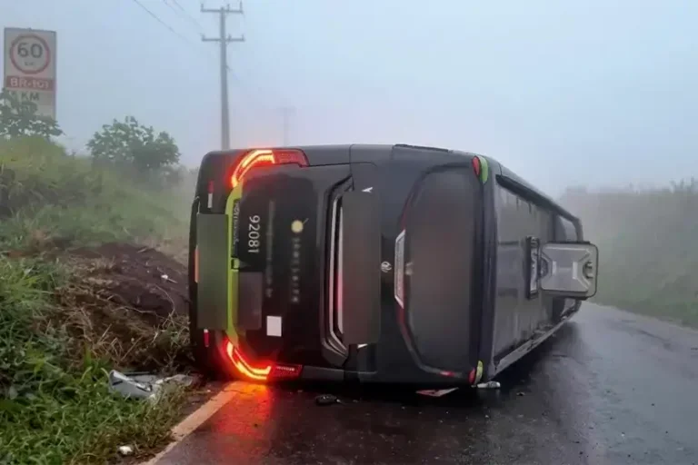 Ônibus tomba na PR-444 durante forte neblina e deixa três mulheres feridas no Paraná