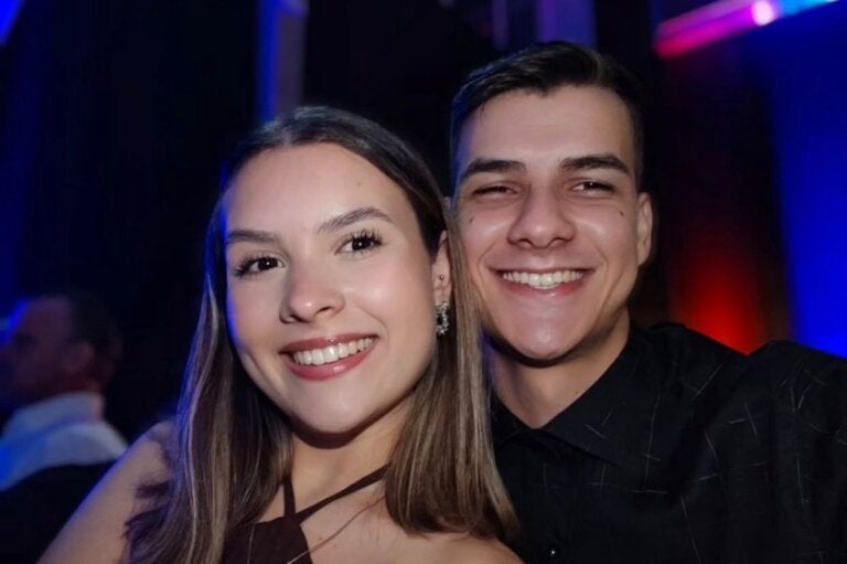 Casal de noivos morre após carro sair da pista da PR-483 e cair em barranco
