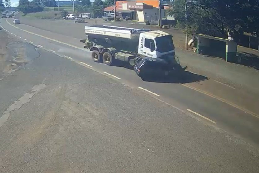 Momento do acidente na BR-369 que resultou na morte de idosos.