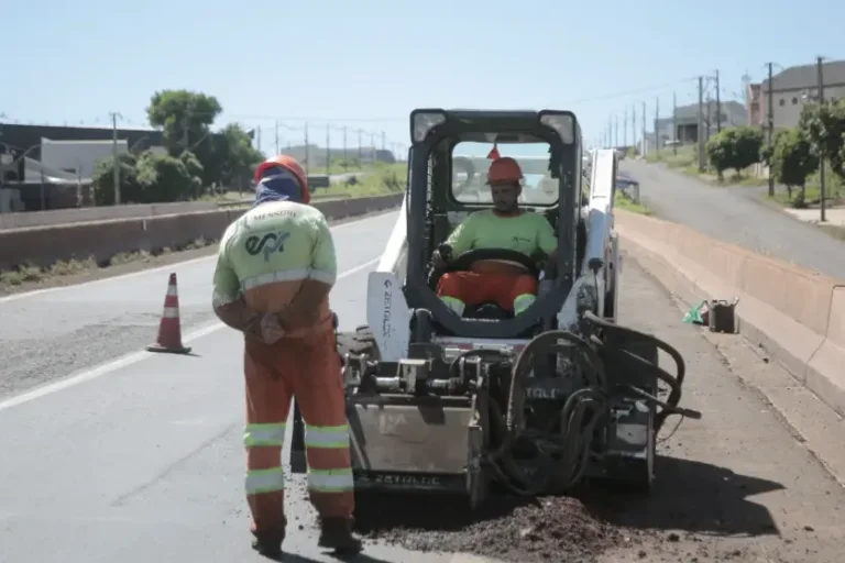 Obras na PR-323 e BR-272 exigem atenção de motoristas nesta segunda