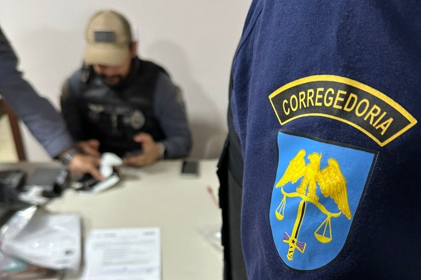 Corregedoria e Gaeco durante operação que investiga 10 policiais.