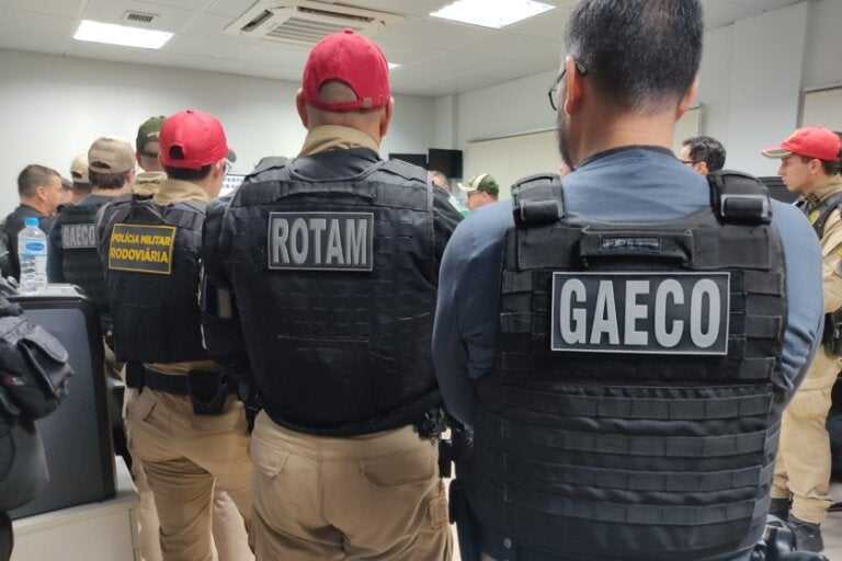 Foto das equipes se reunindo para preparação da Operação Rové, deflagrada em Umuarama.