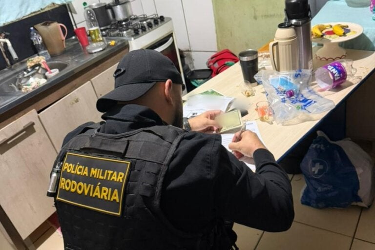 Foto de um policial rodoviário durante as buscas da Operação Rové.