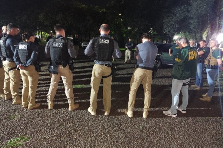 Policiais se reunindo para cumprimento dos mandados da Operação Ártemis.