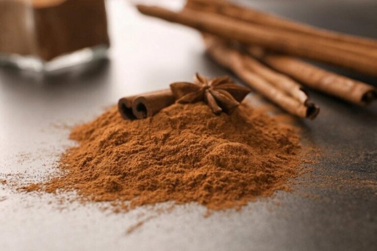 Foto de canela em pó para ilustrar a matéria do recolhimento do produto pela anvisa.