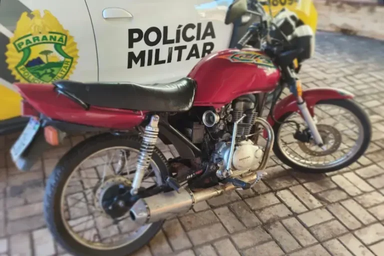 Motocicleta irregular é apreendida pela PM no centro de Pérola