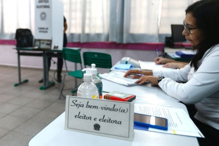 Mesário atuando nas eleições.