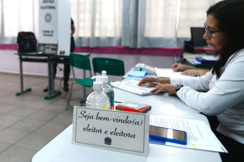 Mesário atuando nas eleições.