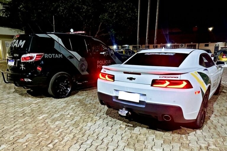 PM apreende Camaro após motorista fazer ‘zerinho’ no centro de Umuarama