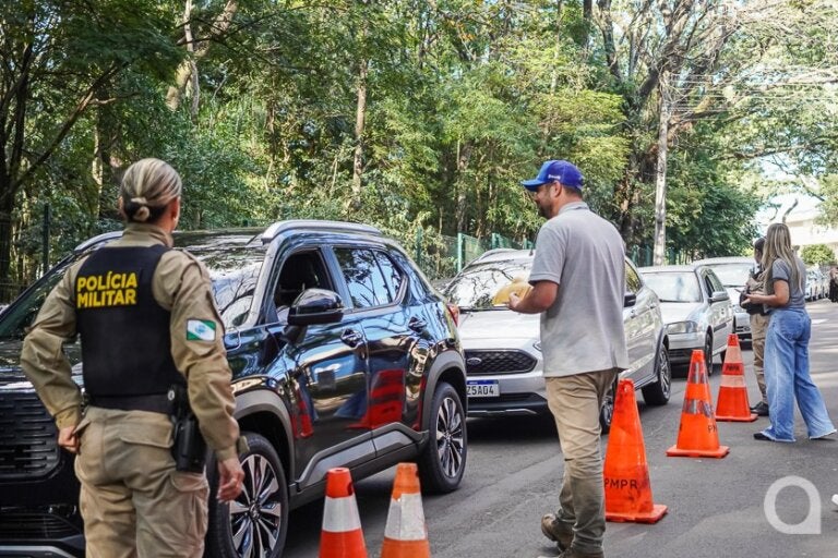 PM e Detran fazem blitz de trânsito educativa ao lado do Bosque Uirapuru