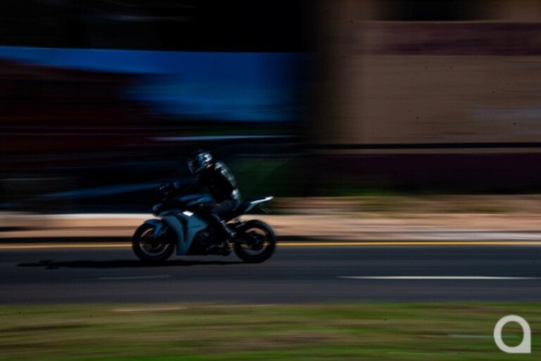 Foto de um motociclista em alta velocidade.