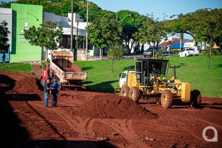 Prefeitura faz terraplanagem na Praça da Bíblia e aguarda licitação para iniciar obras