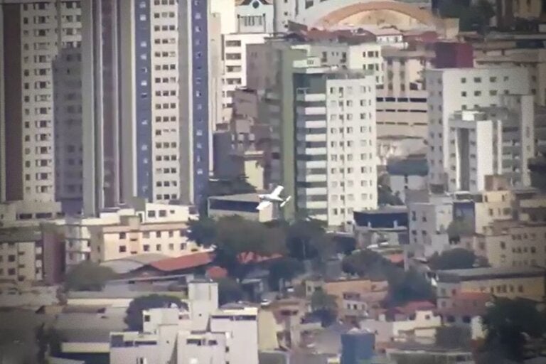 Momentos antes da queda do avião em BH. Aeronave aparece voando abaixo da altura dos prédios.