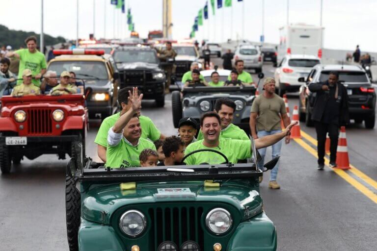 Comboio liderado por Ratinho Junior libera tráfego de veículos na Ponte de Guaratuba