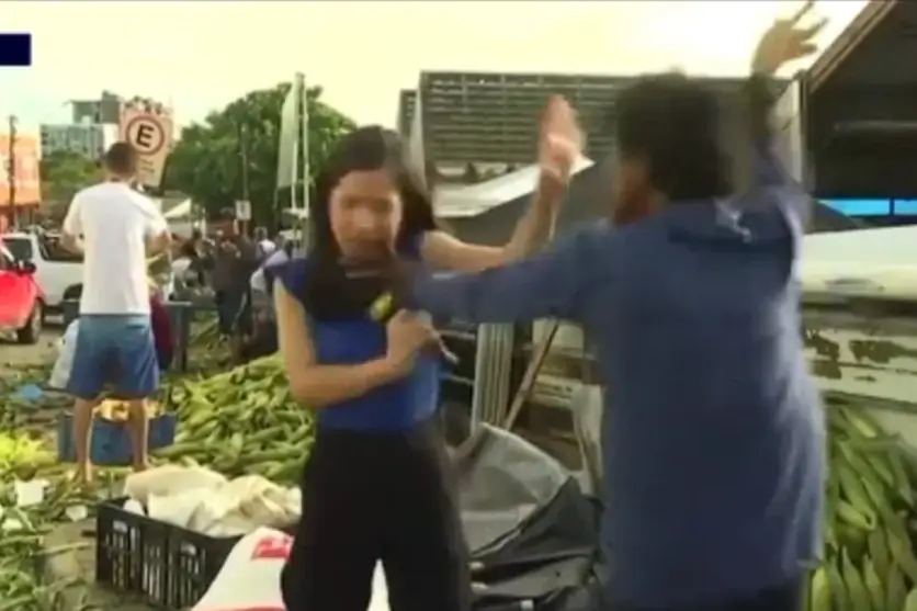 Momento que a repórter da TV Arapuan foi agredida durante transmissão ao vivo.
