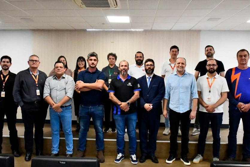Autoridades durante reunião para regularização de cabos irregulares em Umuarama.