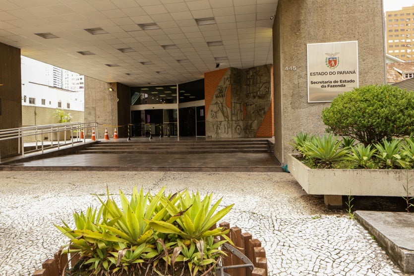 Foto da fachada da Secretaria da Fazenda do Paraná.