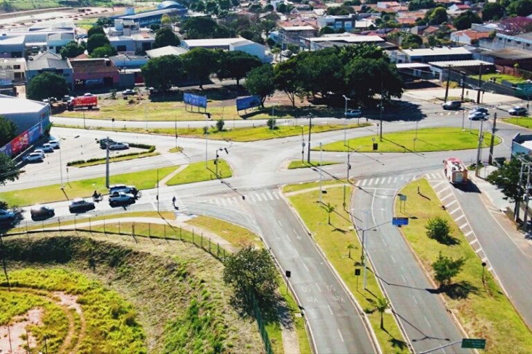 Semáforos na rotatória das avenidas Ângelo Moreira e Ivo Sooma têm alteração
