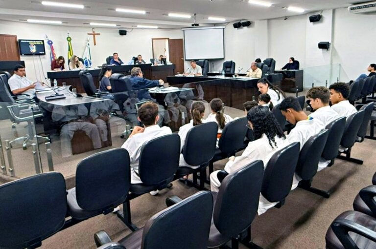 Sessão da Câmara de Umuarama debate orçamento, regimento e utilidade pública