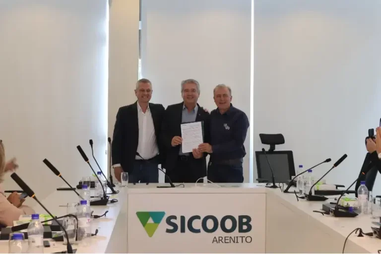 Sicoob Arenito e Levo Alimentos firmam parceria de R$ 100 milhões para ampliar avicultura