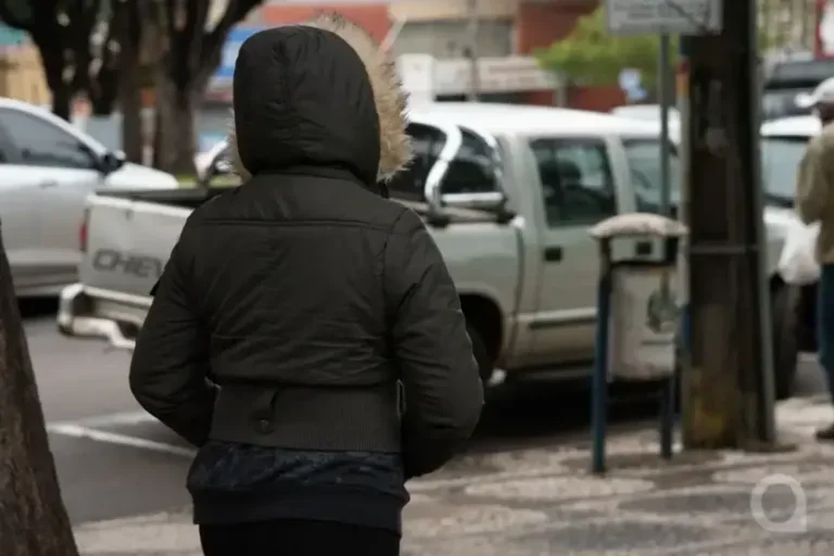Pessoa vestindo blusa de frio em Umuarama para ilustrar matéria sofre a frente fria que chegará ao Paraná.