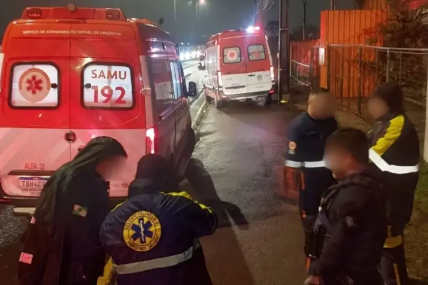 Foto do socorrista atropelado e recebendo socorro médico.