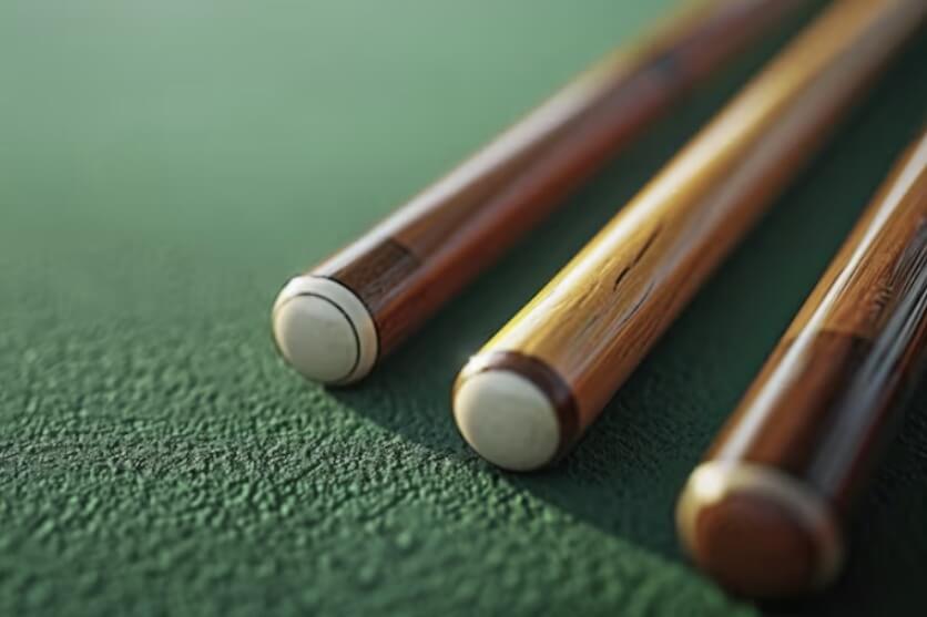 Foto ilustrativa de tacos de sinuca para ilustrar agressão ocorrida na Zona IV de Umuarama.