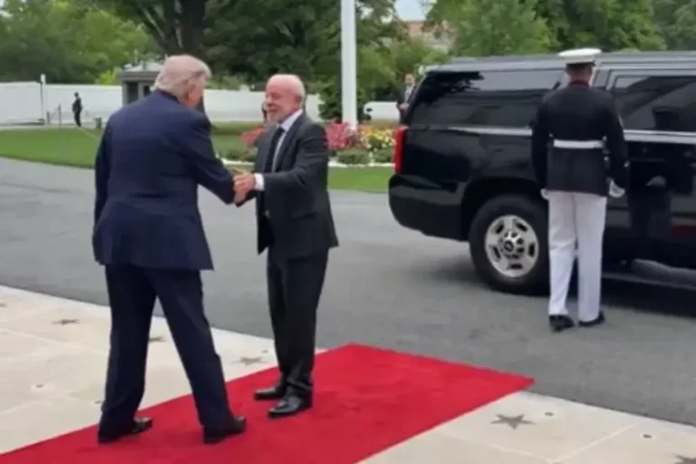 Lula e Trump apertando as mãos em seu encontro em Washington.