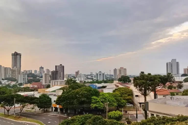 Chuva e céu nublado marcam o domingo em Umuarama; máxima não passa de 23°C