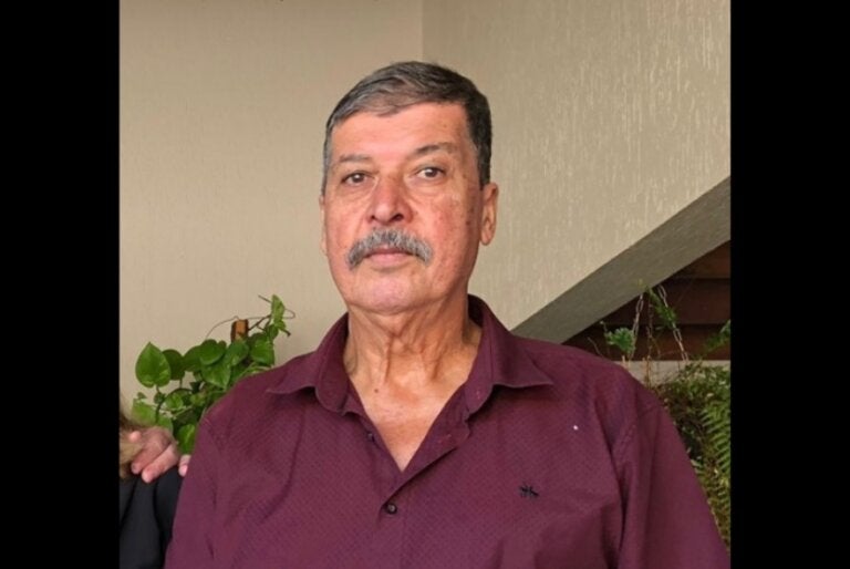 Familiares e amigos se despedem do senhor Ivo da Silva, morador em Umuarama