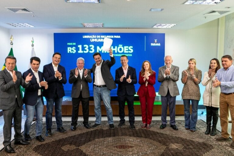 Governador Ratinho Junior e prefeito Fernando Scanavaca, além de outras presenças, na cerimônia que marcou a liberação de R$ 133 milhões em recursos para Umuarama.