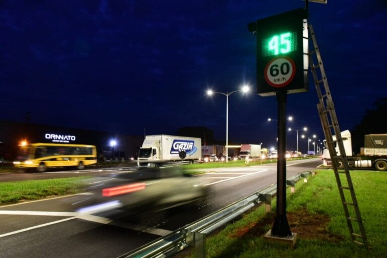 Parque de Exposições: Monitores de velocidade são instalados no trevo da PR-323 em Umuarama