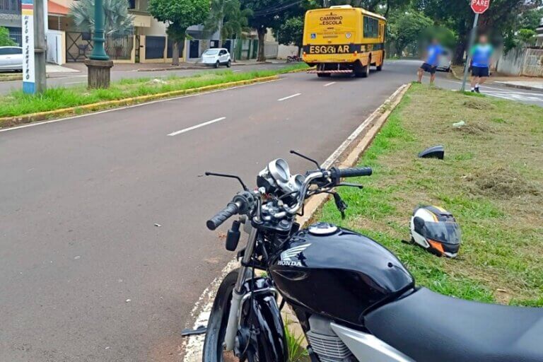 Motociclista fica ferido após colisão com ônibus escolar em Umuarama neste sábado