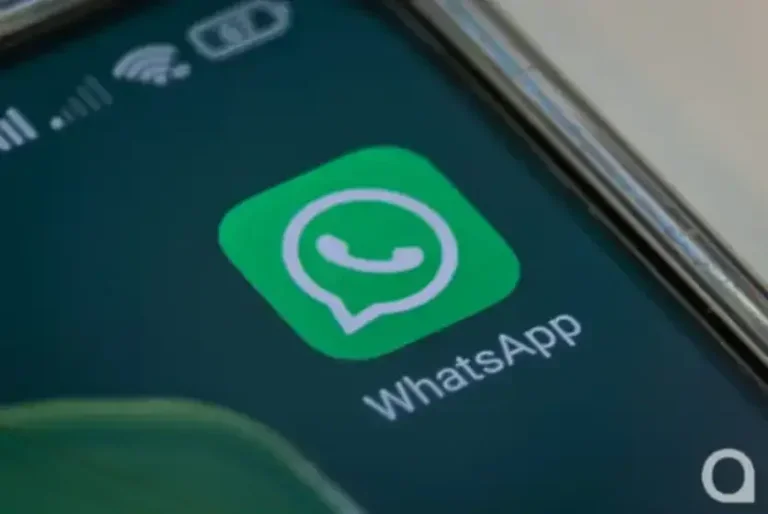 Foto de um celular com o aplicativo do WhatsApp.