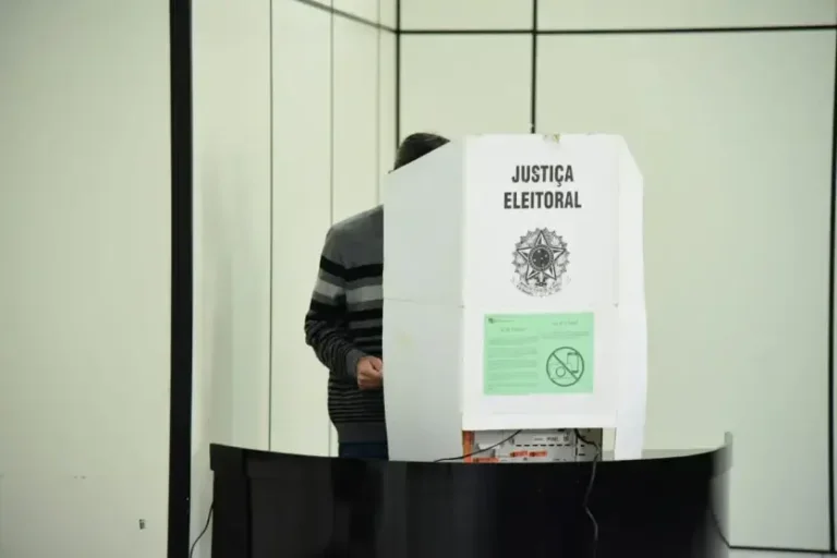 Cabine de votação da urna eletrônica, para ilustrar a matéria do prazo de regularização do título de eleitor.